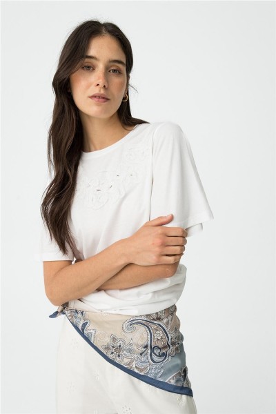 Camiseta Tiffosi Grace con bordado floral