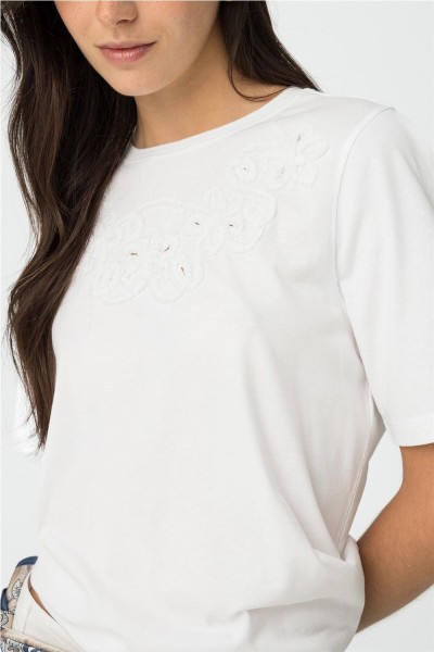 Camiseta Tiffosi Grace con bordado floral