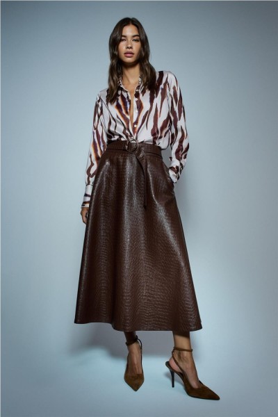 Falda Salsa midi efecto piel con cinturón