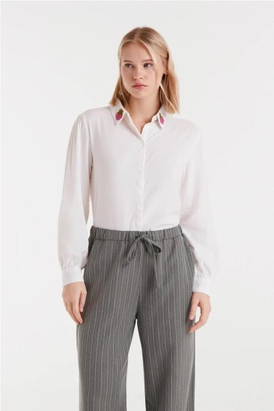 Camisa Compañía Fantástica bordado de fresas