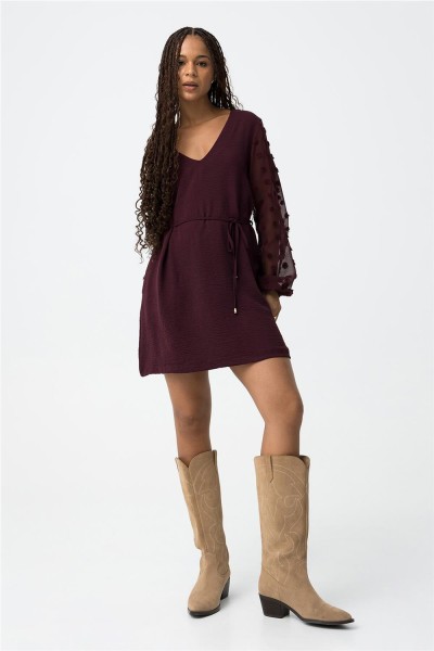 Vestido Tiffosi Paula texturizado con manga bordada