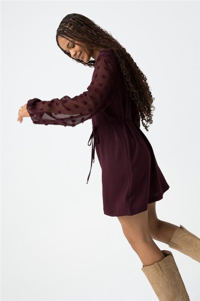 Vestido Tiffosi Paula texturizado con manga bordada