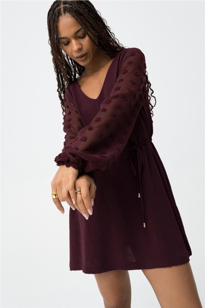 Vestido Tiffosi Paula texturizado con manga bordada