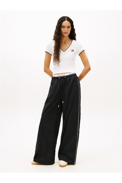 Camiseta Tommy Jeans badge de cuello pico acanalada