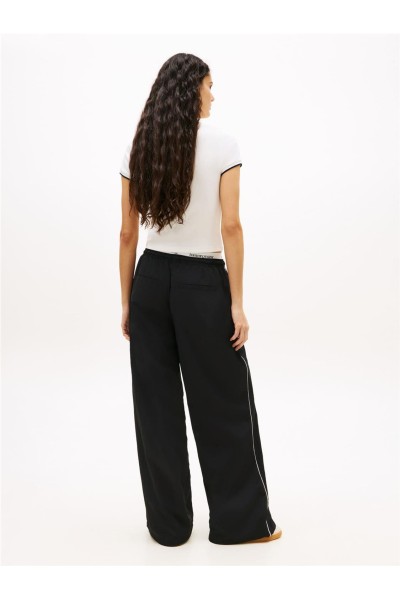 Camiseta Tommy Jeans badge de cuello pico acanalada