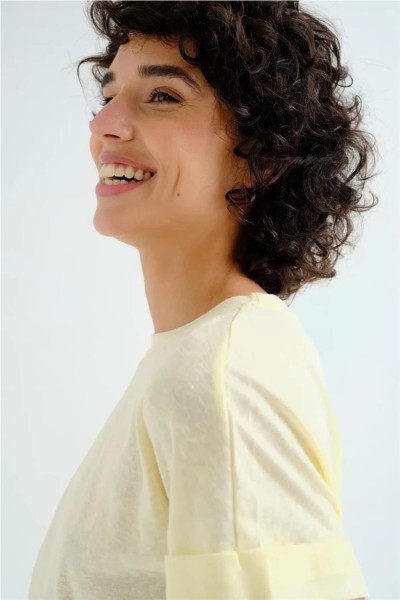 Camiseta Compañía Fantástica básica amarillo