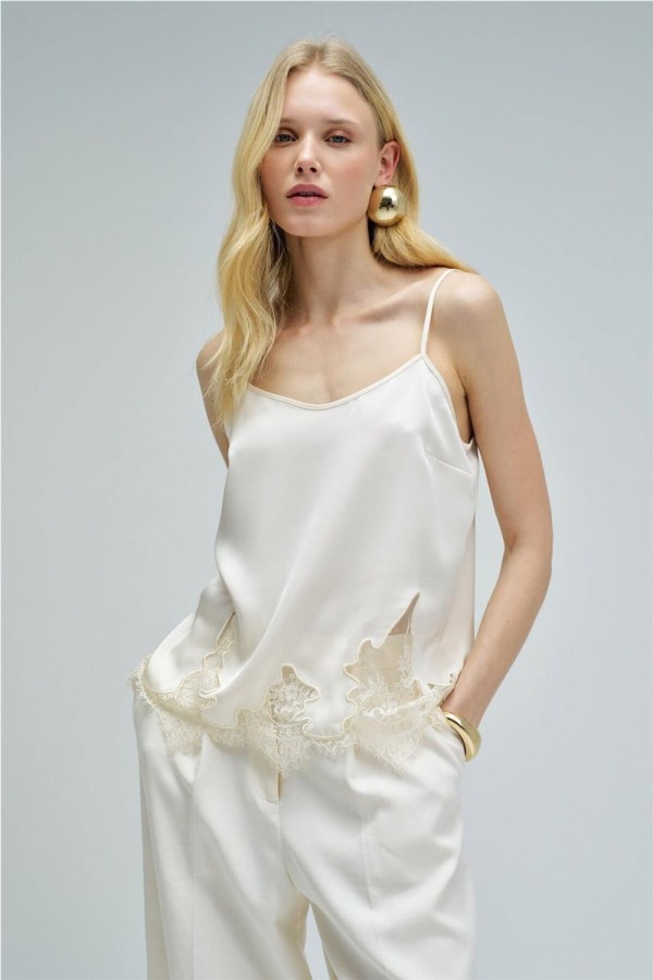 Top Salsa satinado con encaje