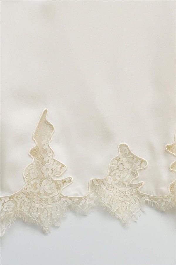 Top Salsa satinado con encaje