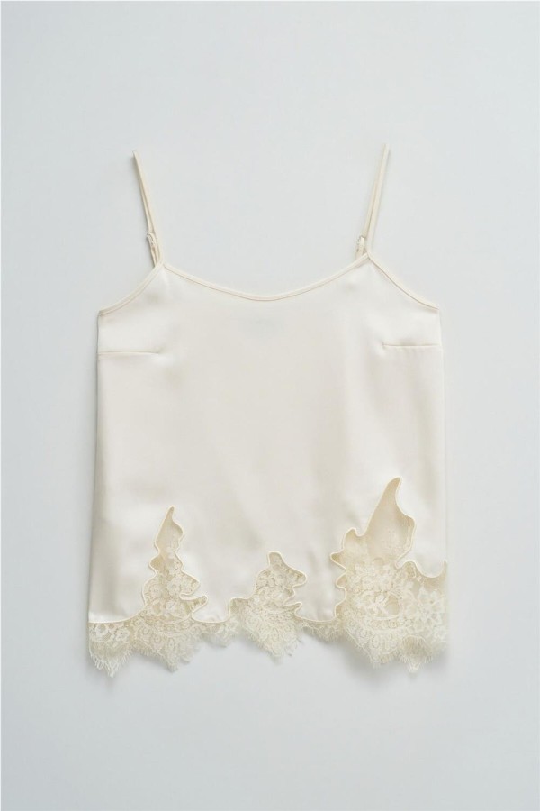 Top Salsa satinado con encaje