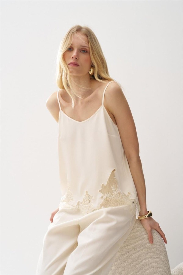 Top Salsa satinado con encaje