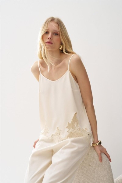 Top Salsa satinado con encaje