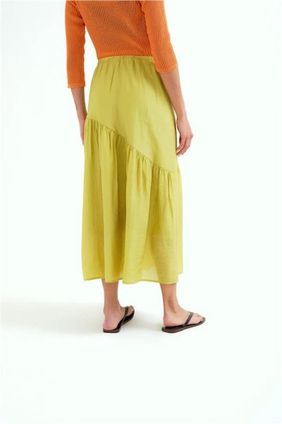 Falda larga Compañía Fantástica verde pistacho con corte asimétrico