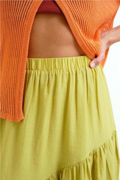 Falda larga Compañía Fantástica verde pistacho con corte asimétrico