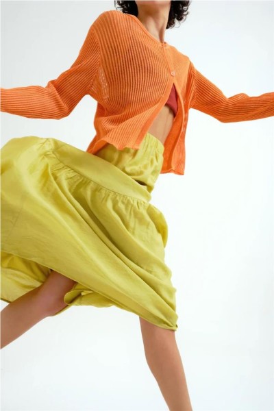 Falda larga Compañía Fantástica verde pistacho con corte asimétrico