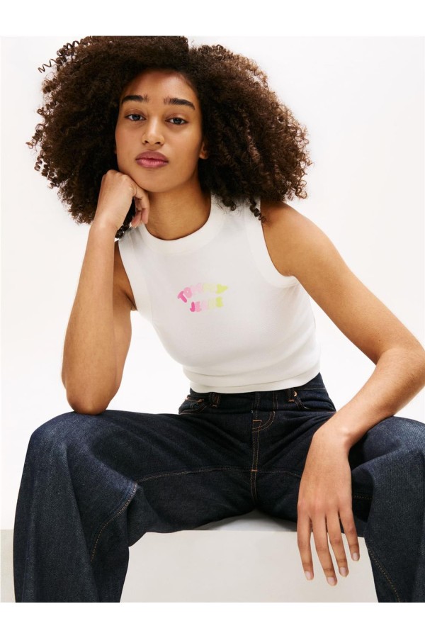 Camiseta Tommy Jeans acanalada con logo en bubble