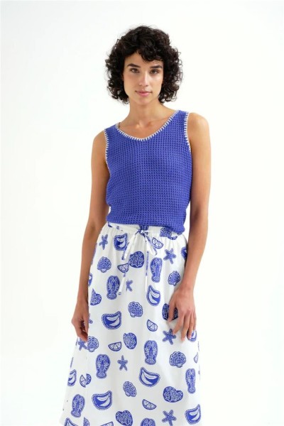 Top Compañía Fantástica punto calado azul con detalles bordados en blanco