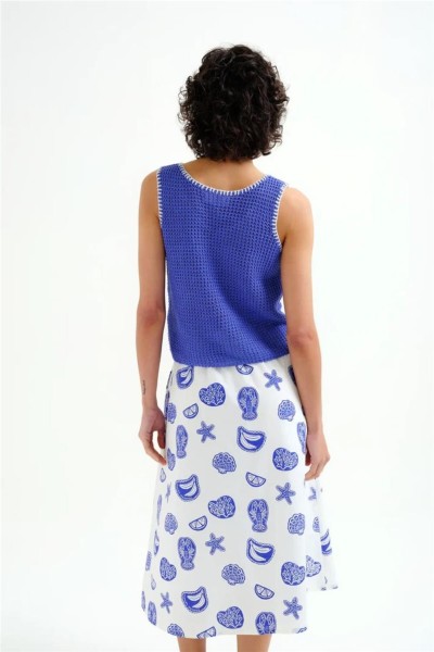 Top Compañía Fantástica punto calado azul con detalles bordados en blanco