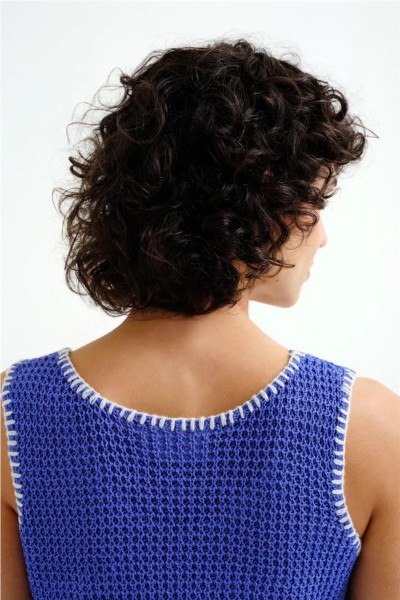 Top Compañía Fantástica punto calado azul con detalles bordados en blanco