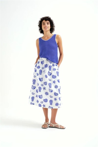 Top Compañía Fantástica punto calado azul con detalles bordados en blanco