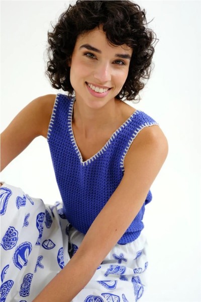 Top Compañía Fantástica punto calado azul con detalles bordados en blanco