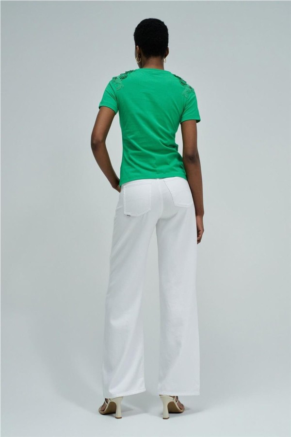 Camiseta salsa con apliques florales