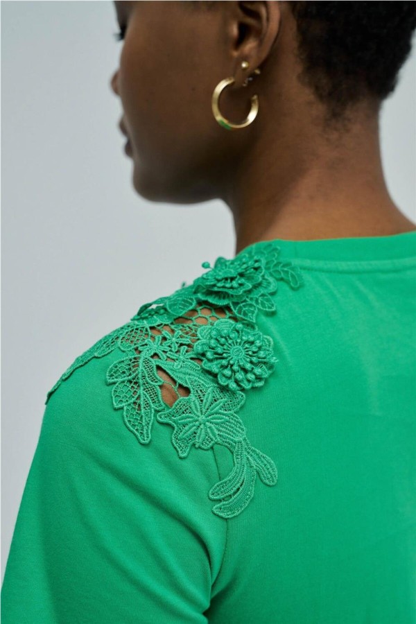 Camiseta salsa con apliques florales