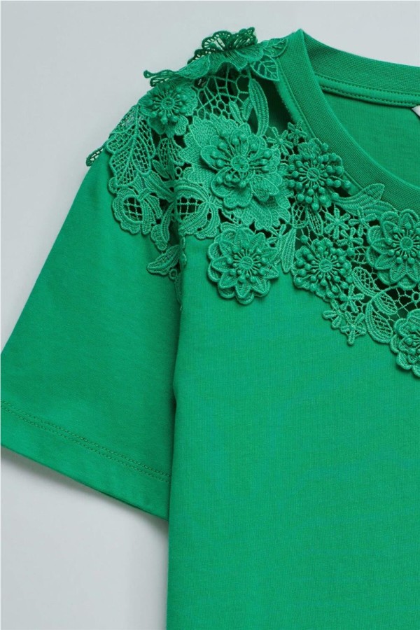 Camiseta salsa con apliques florales