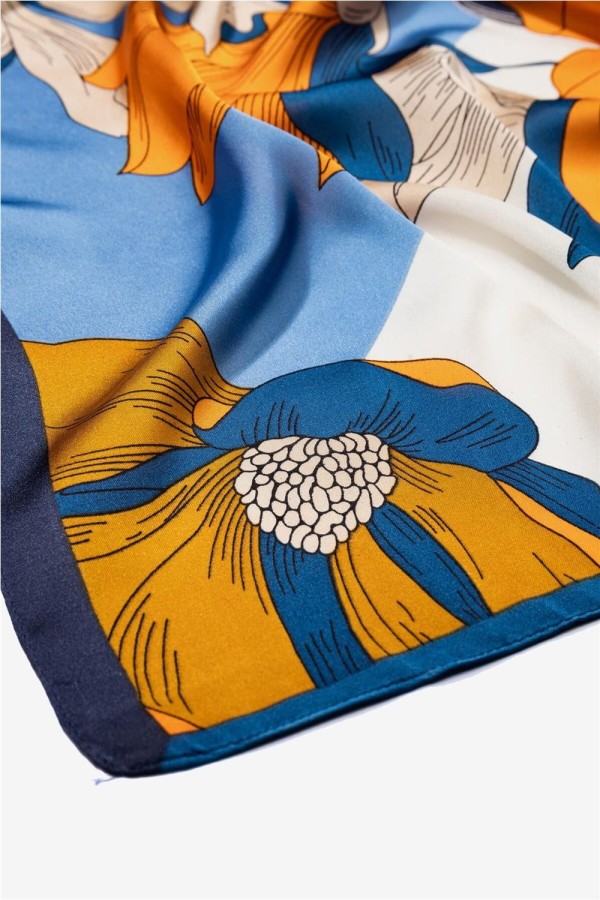 Pañuelo Tiffosi azul con flores grandes