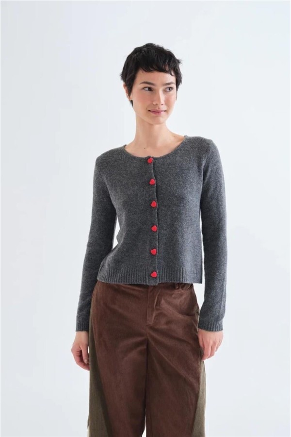 Cárdigan Compañía Fantástica gris con botón de corazón rojo