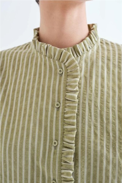 Camisa Compñía Fantástica de raya verde claro con detalle de volantes