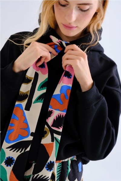 Sudadera Compañía Fantástica negra con lazada estampada Neo Garden