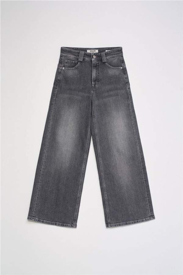 Vaquero Salsa faith push in cropped wide